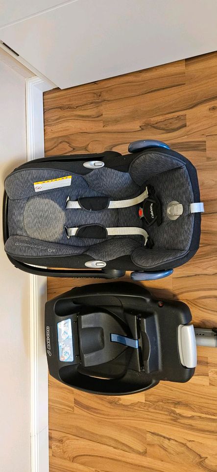 Maxi Cosi Cabriofix Babyschale und anschnallbare EasyBase 2 in Hamburg