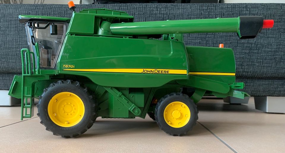 John Deere Mähdrescher T670i in Seukendorf