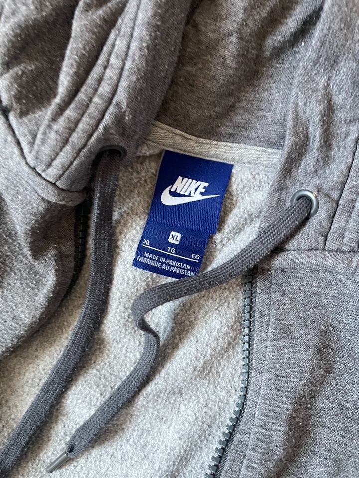 Nike Jacke grau in Lauenburg