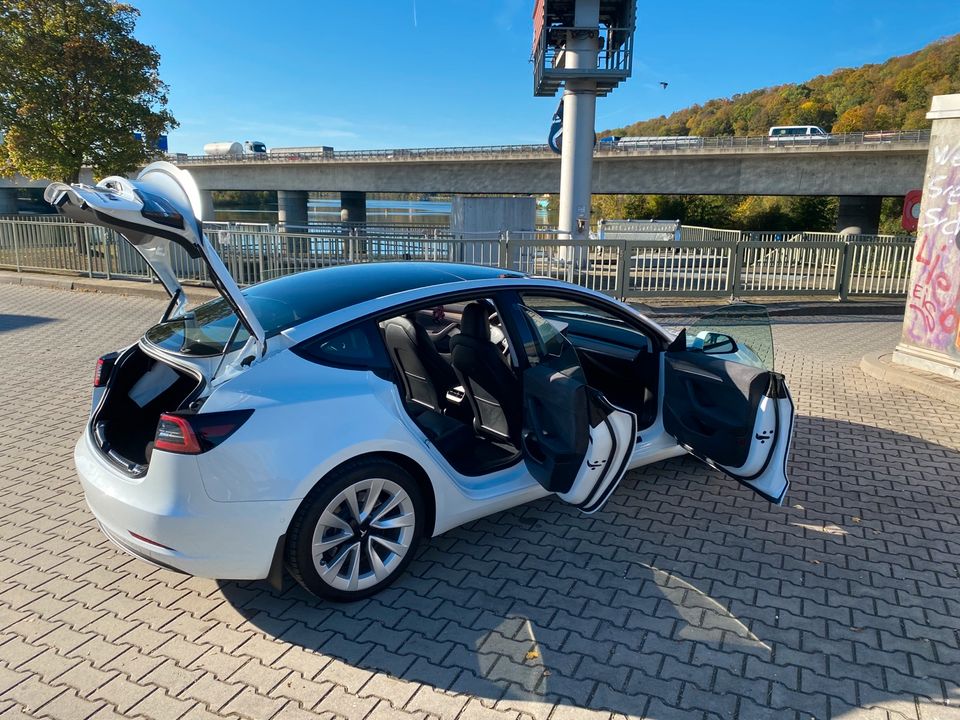 Tesla Model 3 AWD Long Range Refresh in Regensburg