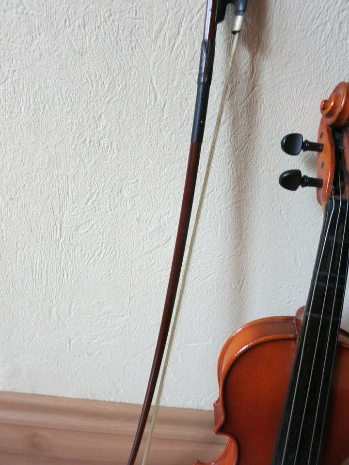 Bespielte Geige mit Bogen als aussergewöhnliche Wanddekoration in Bochum