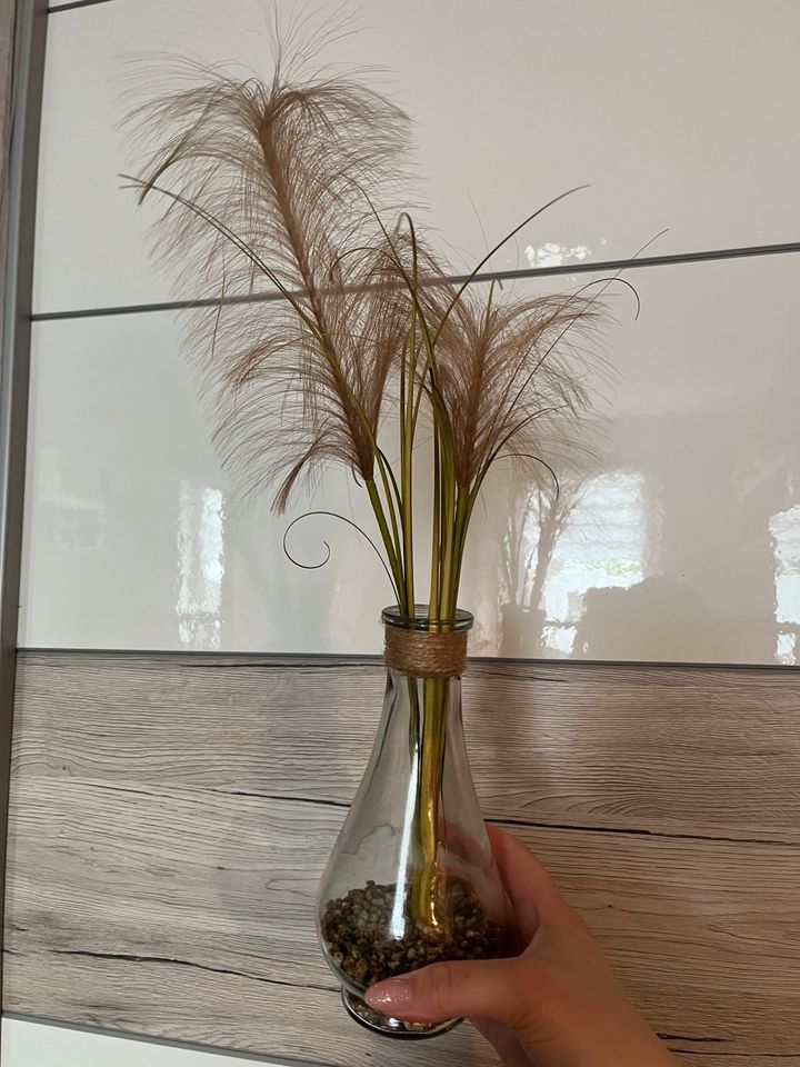 Deko Vase mit künstlichem Gras in Geldern