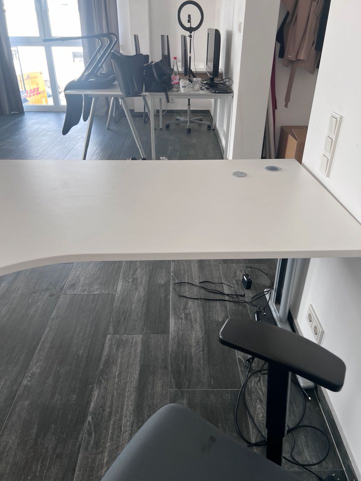 Büro Tisch mit Stuhl und Container in Bad Nauheim