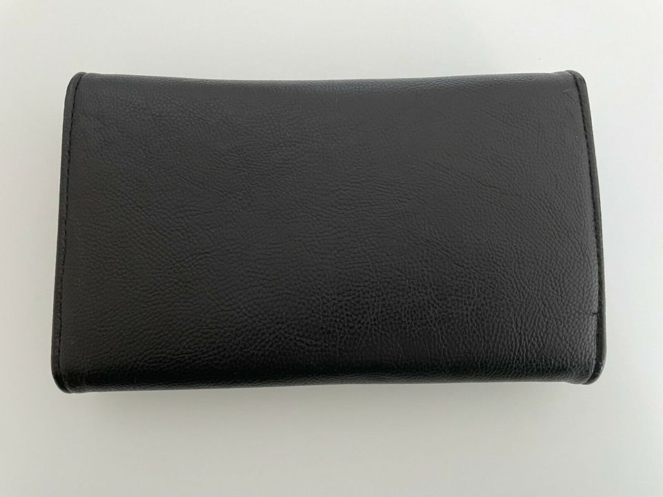 Schwarze Clutch mit goldener Kette in Bad Rappenau