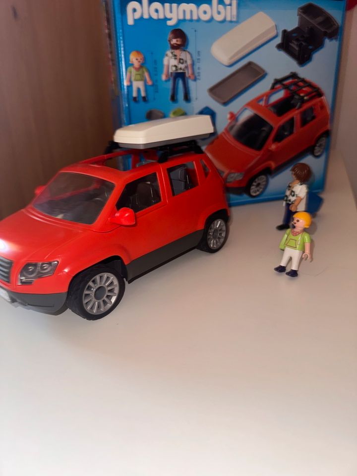 Playmobil Family Auto +Zubehör in Großostheim