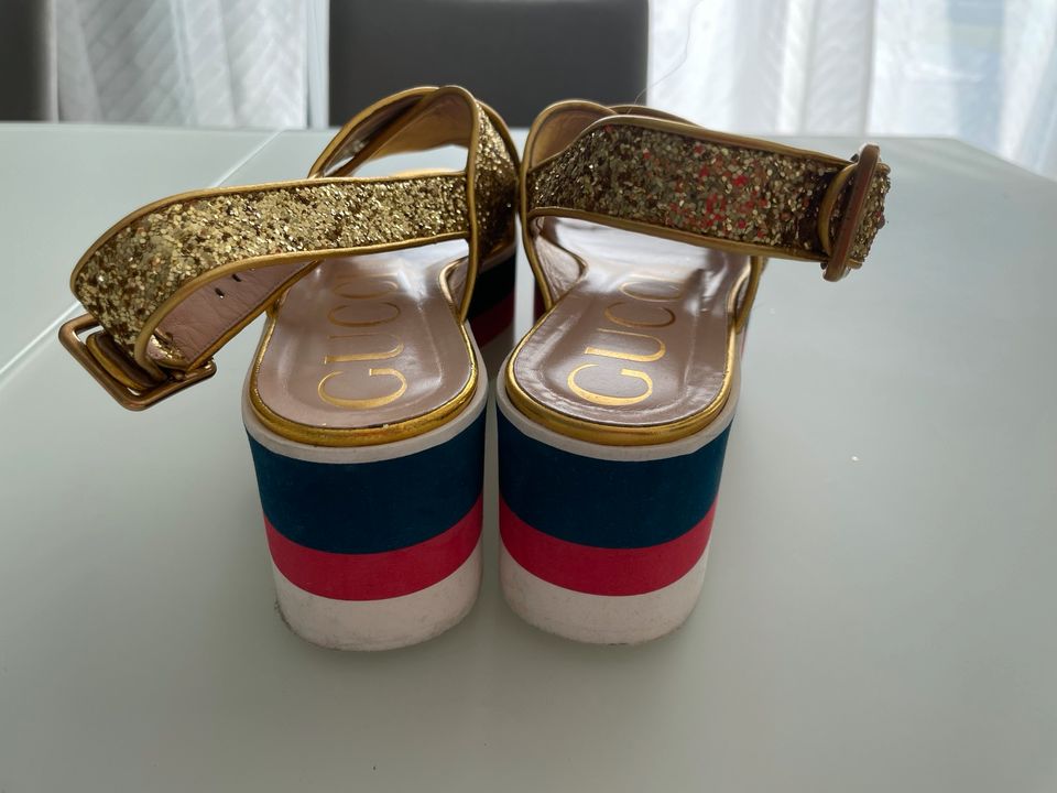 GUCCI Sandalen Pantoletten Gr. 37 Gold Glitzer ZARA in Wolfsburg