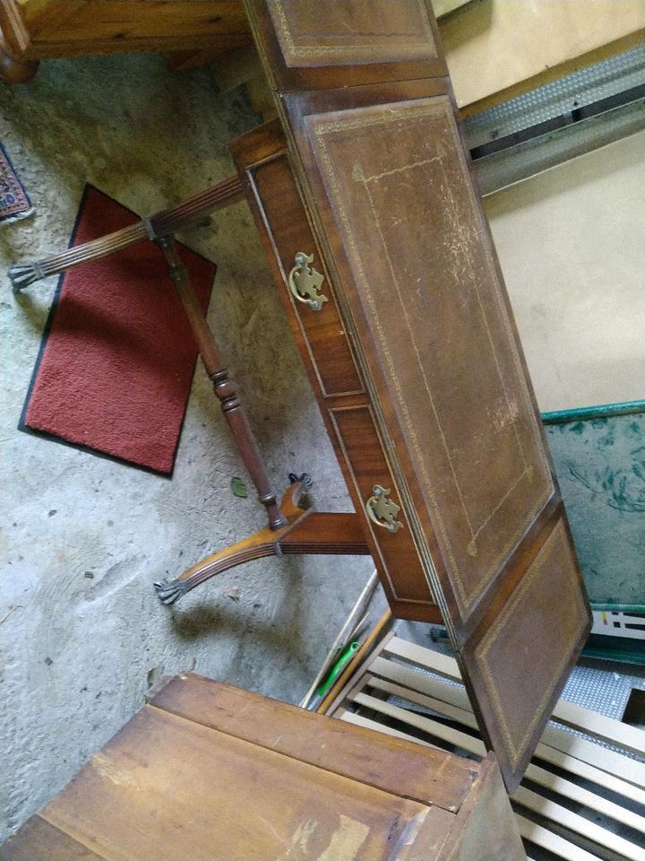 Antiker kleiner Schreibtisch, ausklappbare Seitenteile in Königswinter