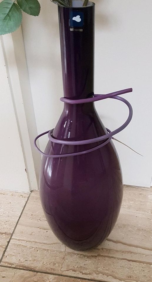 Leonardo Glas Vase 50 cm lila mit Dekoblumen Blumen in Aalen