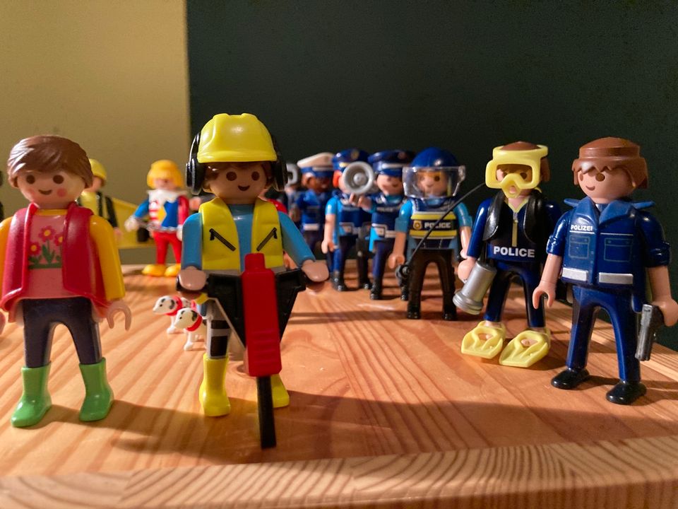 Polizei + Feuerwehr + Zubehör Playmobil (Achtung Preis!) in Berlin