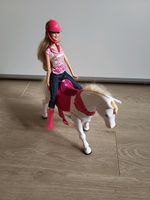 Barbie mit Reitstiefeln, Reitkappe und Pferd, das laufen kann Niedersachsen - Uplengen Vorschau