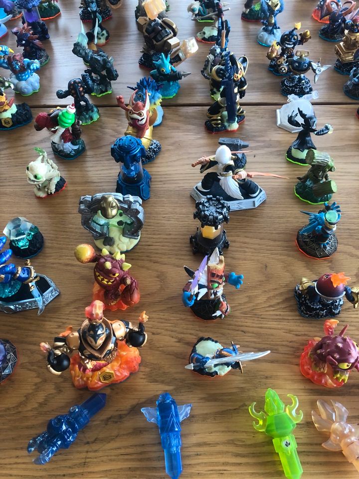 Skylander Figuren und Portale 180 Stück in Herne