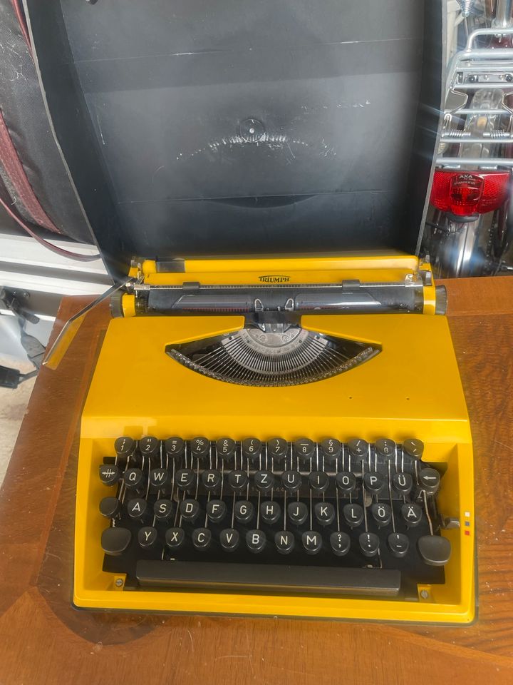 Schreibmaschine Triumph in Surberg