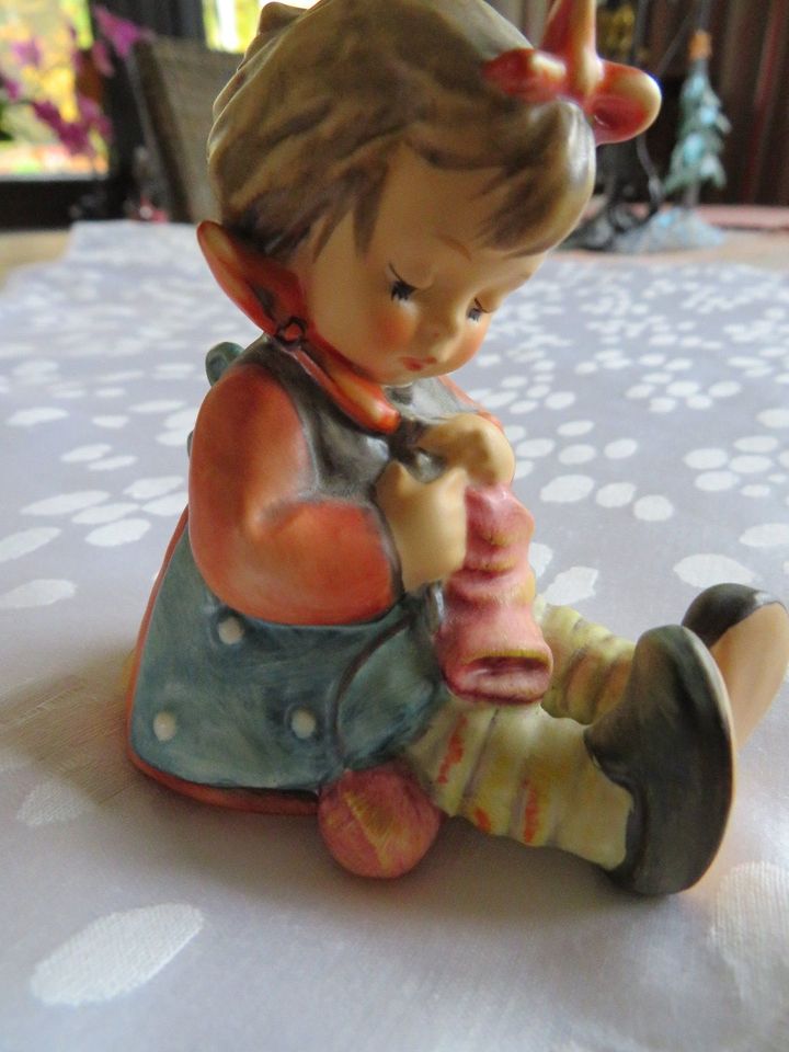 Hummel Goebel Figur* der erste Strumpf *1982* *Vitrinenware in Greven