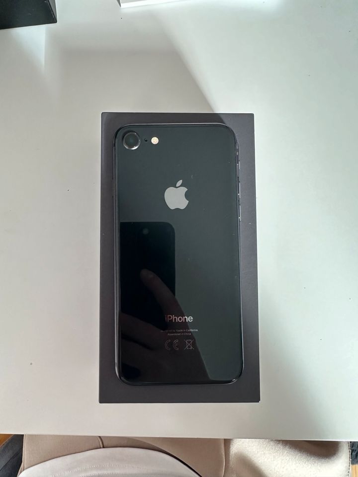 iPhone 8 Space Gray 64 GB oben rechts riss in Ostfildern