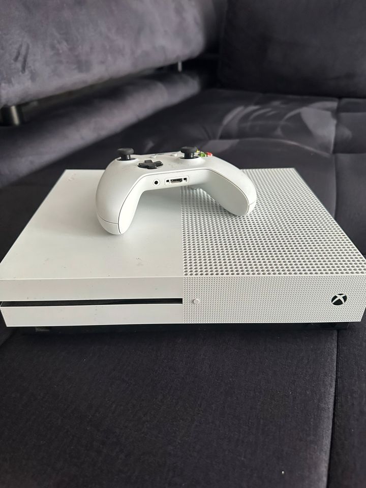 Xbox One S mit Controller in Wolkramshausen