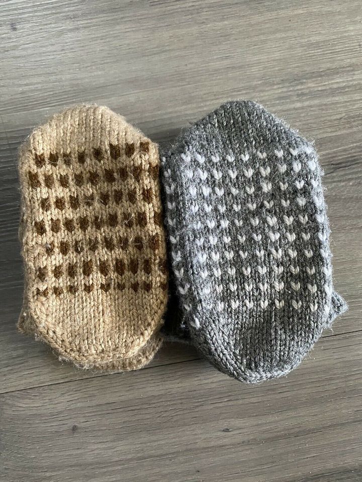 Jungen 2x handgestrickte Socken. Gr. 4-5 Jahre in Delmenhorst