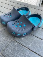 Crocs c6 Gr. 22-23 Hausschuhe Kinder top blau Brandenburg - Falkensee Vorschau