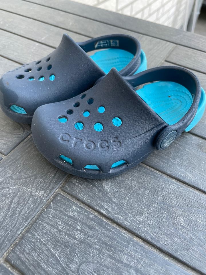 Crocs c6 Gr. 22-23 Hausschuhe Kinder top blau in Falkensee