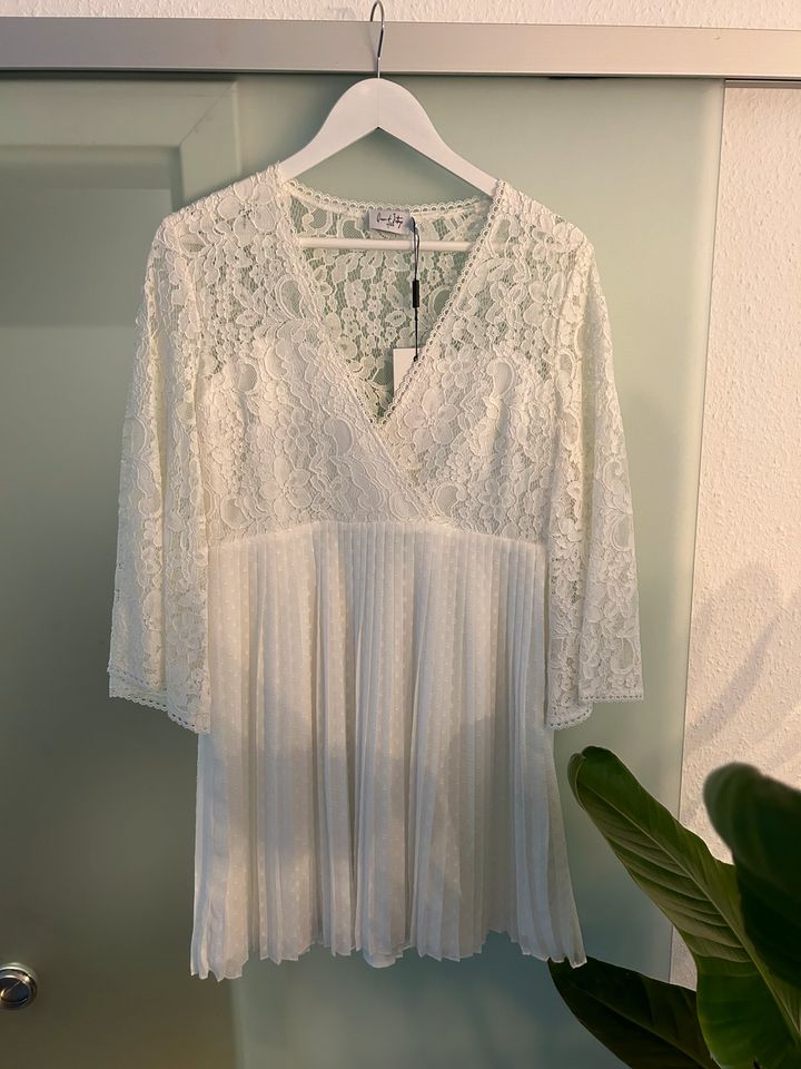 NEU- weißes Kleid mit Spitze und Plisseerock, Hochzeitskleid in Lingen (Ems)