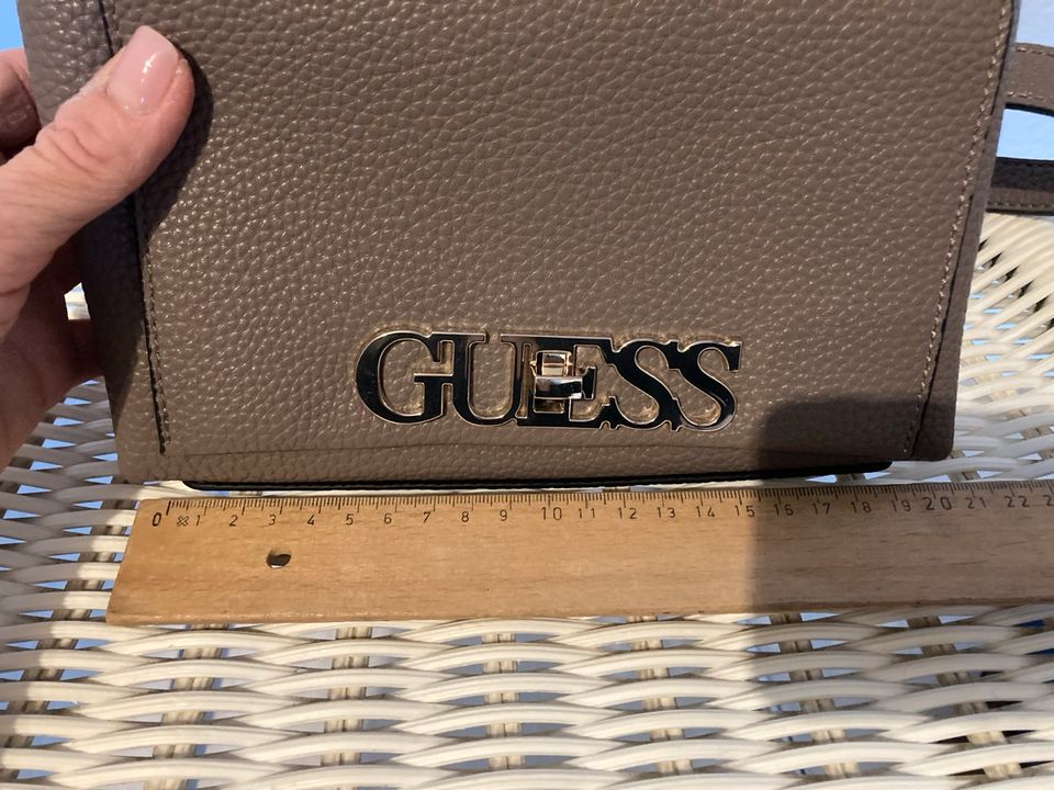 Guess Handtasche, braun in Rodgau