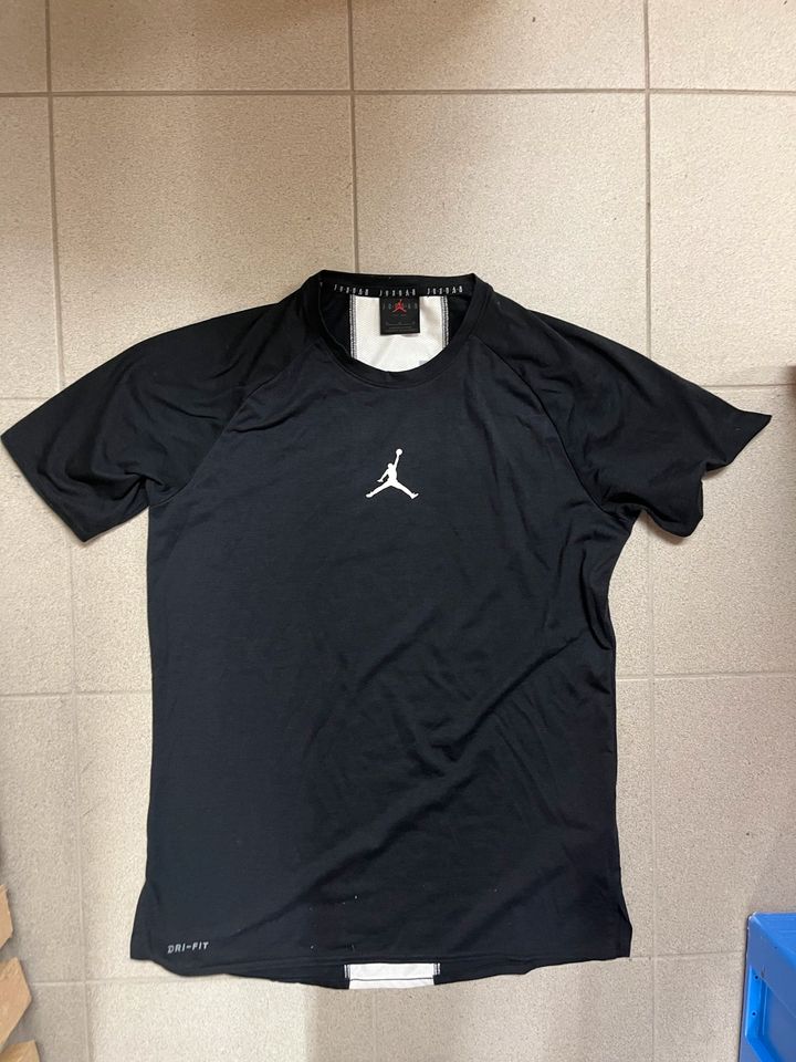 Jordan Shirt Größe M schwarz weiß in Passau