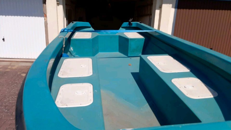 Angelboot Boot Fisch angeln motorboot in Calvörde