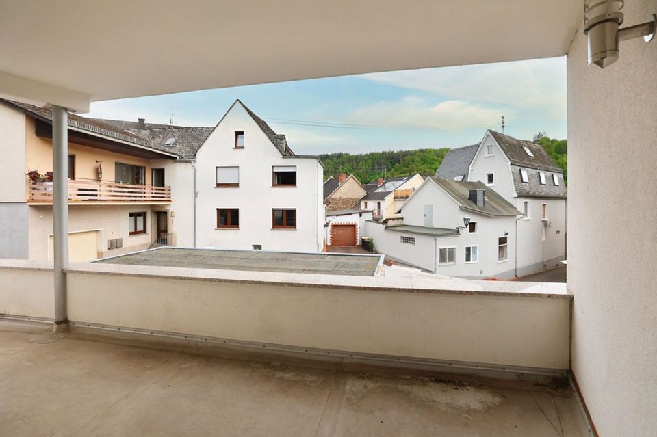 3-Familien Wohnhaus mit Terrasse, 2 Nebengebäuden, Garagen und Innenhof im Ortskern von Arzbach in Arzbach