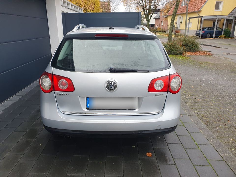 VW Passat 2.0 FSI Kombi / Benzin in Paderborn