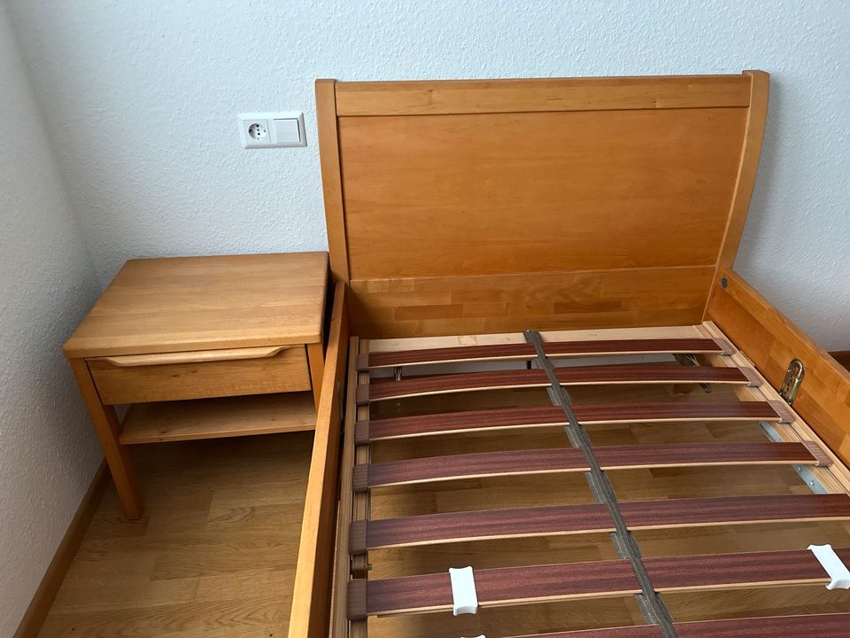 VollHolzbett 1x2 m, mit Nachttischchen in Bönnigheim