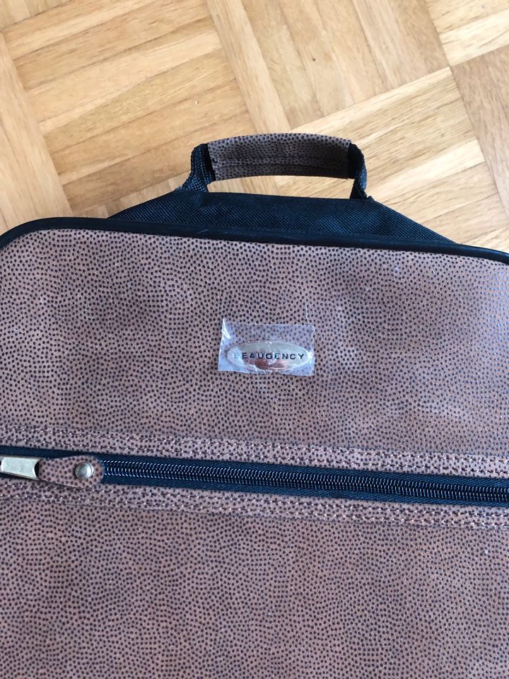 Handgepäck Rollkoffer mit Kosmetiktasche in München