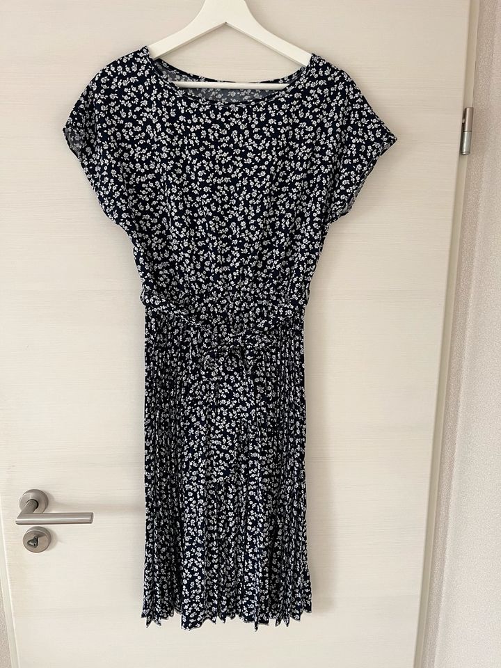 Sommerkleid Midikleid blumig blau gr.40 neu in Köln