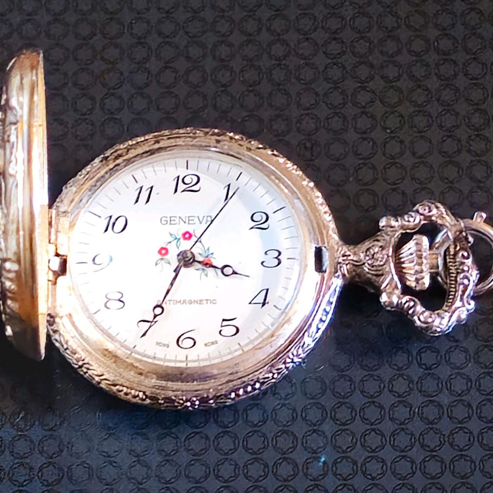 Schöne Taschenuhr mit Sprungdeckel und Kette, Geneva in Euskirchen