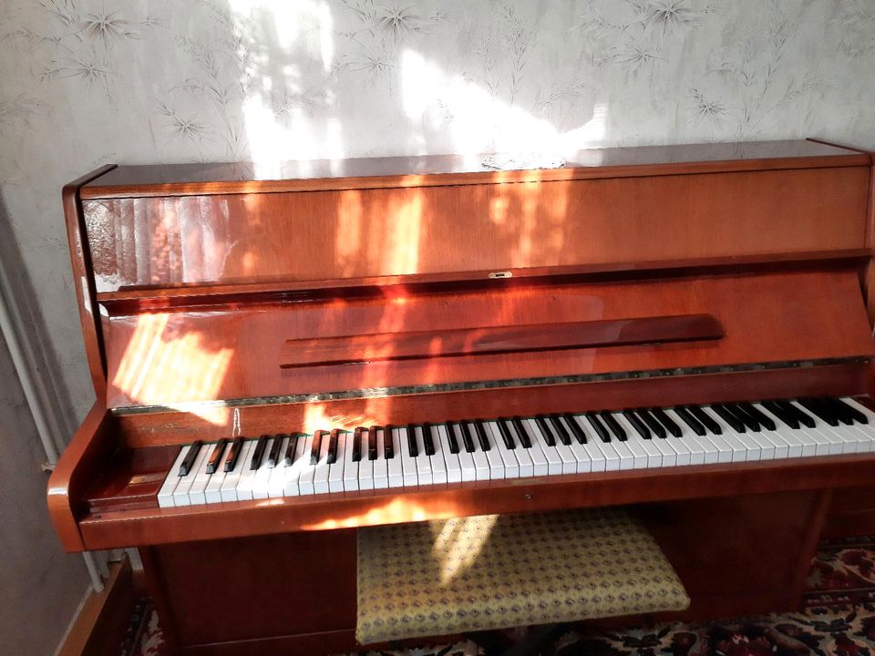 Klavier sehr gut erhalten in Georgenthal