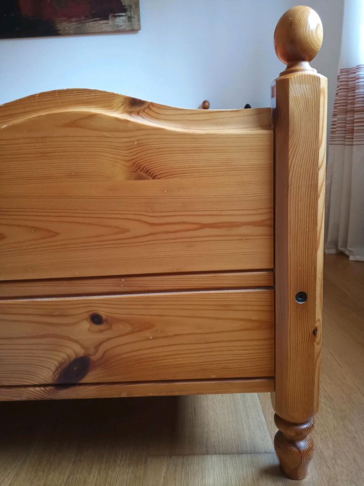 Doppelbett aus massivem Holz in Rheinbach