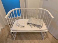 Babybay Bett mit Matratze original Weiß mit Nestchen u.Bettlaken Niedersachsen - Landolfshausen Vorschau