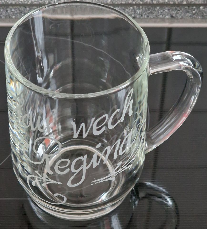 Glas mit Gravur "Hau´ wech Regina" in Leipzig