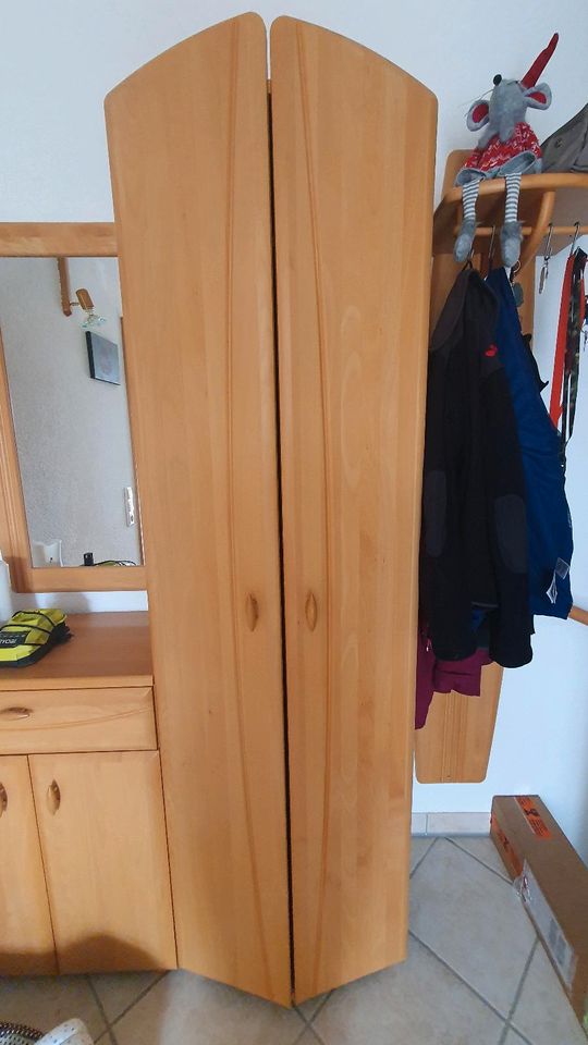 Schrank -Kombination mit Garderobe und Kommode aus Holz wie Neu in Tussenhausen