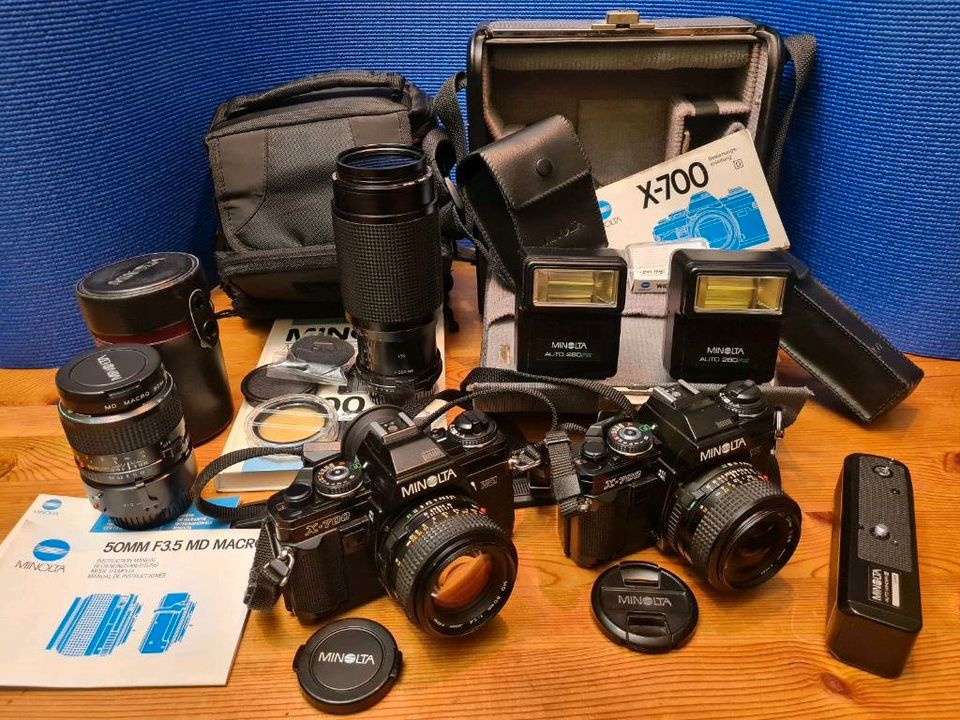 Kameraausrüstung Minolta X-700 div. Objektive Blitzgeräte Winder in Hamburg