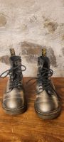 Dr. Martens Mädchen 32 Air Wair Boots Stiefeletten Silber Grau Sachsen - Arnsdorf Vorschau