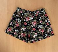°AMISU° Shorts kurze Hose schwarz Blumenmuster Gr. 38 Hessen - Hohenstein Vorschau