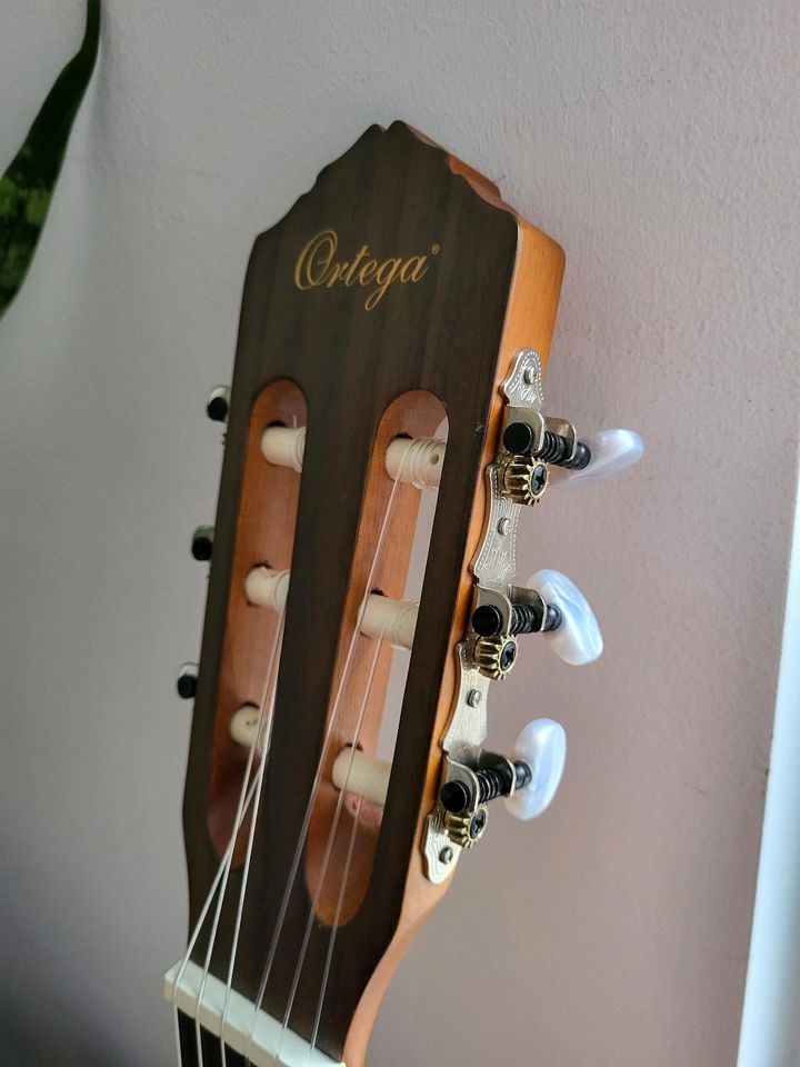 Ortega Gitarre + Tasche in Berlin