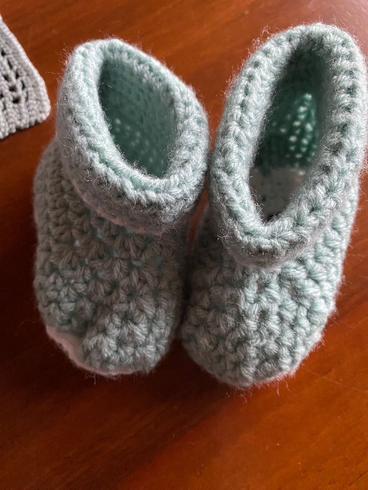 Baby-Schühchen - selbstgestrickt - mintgrün in Sulingen