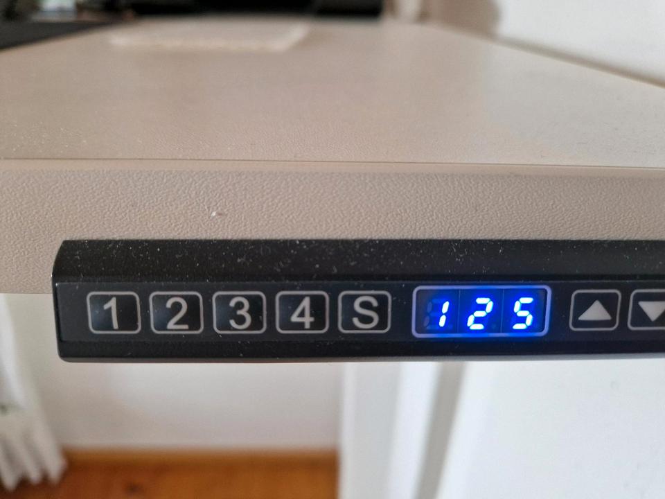Elektrisch höhenverstellbarer Schreibtisch 140×80cm in Oy-Mittelberg