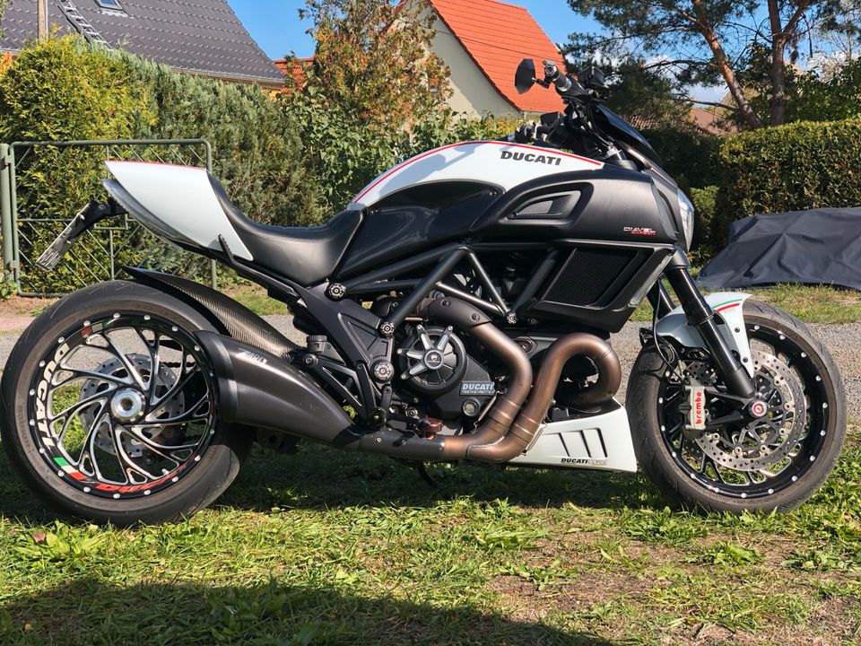 Ducati Diavel Dark/Carbon„Italia“ in Wittichenau