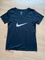 Schwarzes NIKE T-Shirt mit Silber Logo-Streifen Gr. M **NEU** Hessen - Zierenberg Vorschau