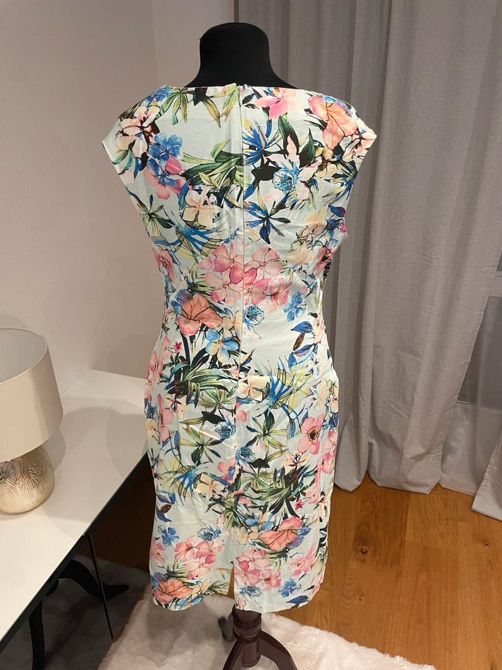 Kleid ZARA Gr. L in Altdorf