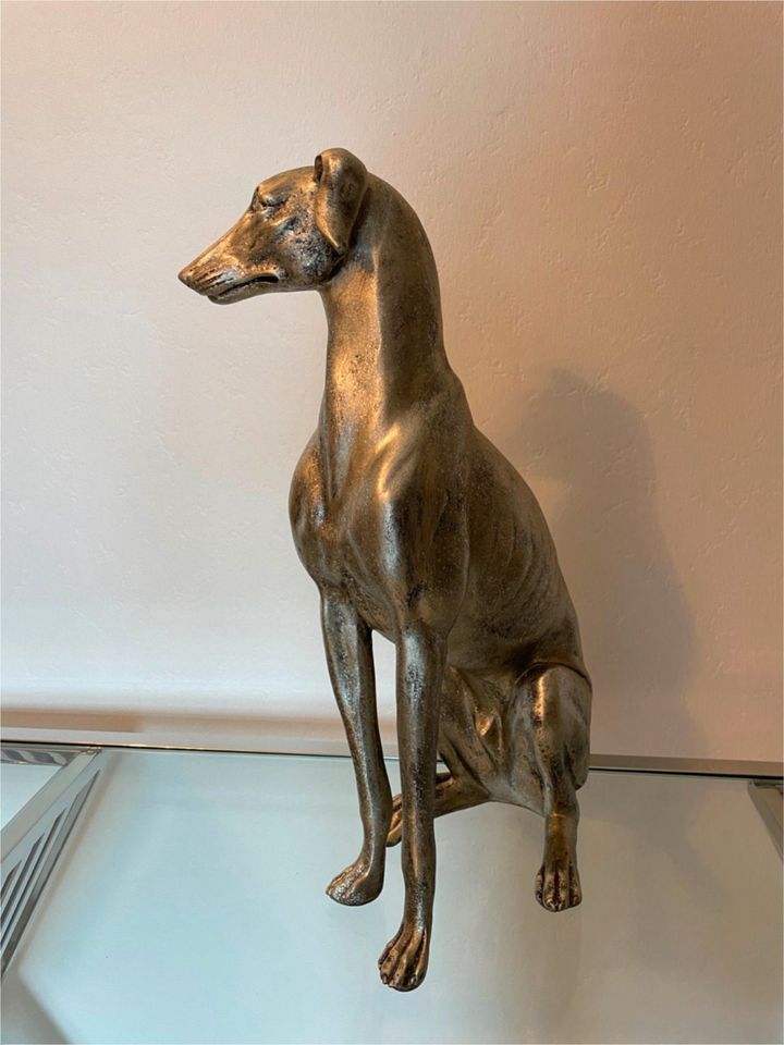 Deko Windhund Frei sitzend Skulptur Hundefigur Höhe 54 cm in Waldbreitbach