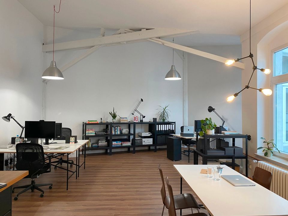 Arbeitsplatz / Büroplatz in Bürogemeischaft im Hinterhof frei in Düsseldorf