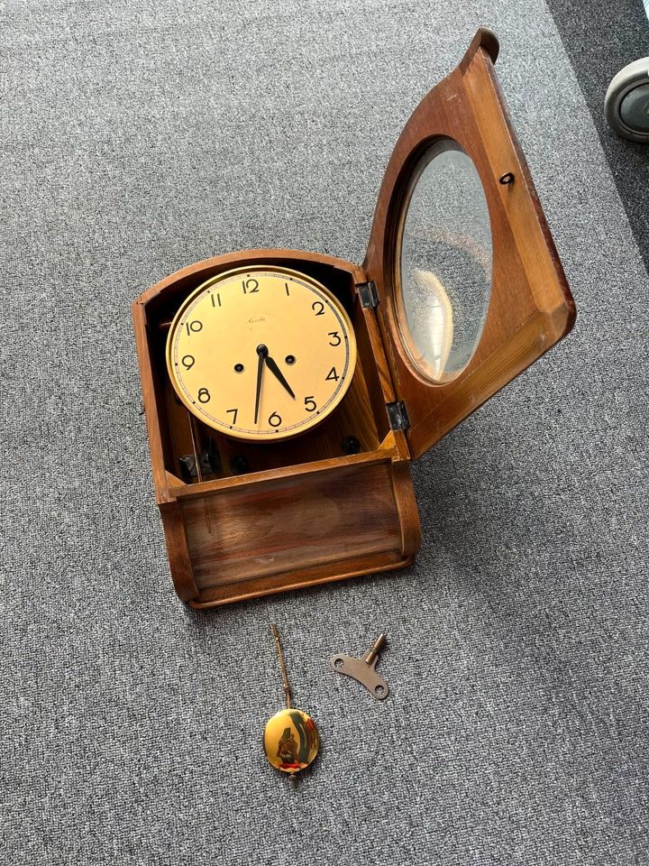 Uhr Wanduhr alt antik Wohnzimmer mit Gong Pendeluhr Wand Pendel in Porta Westfalica