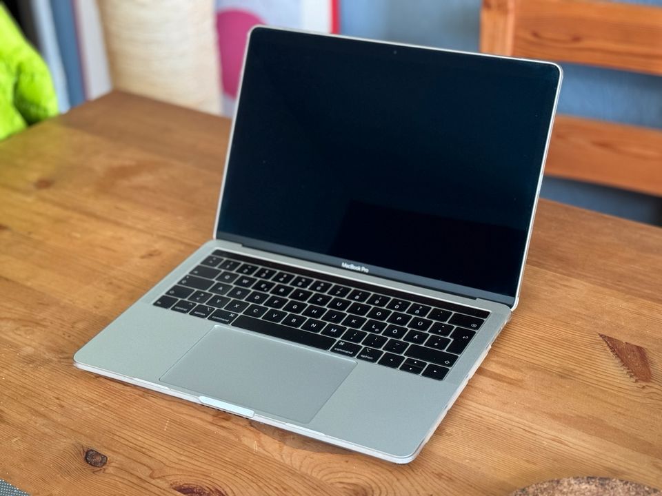 MacBook Pro 13,3 Zoll Model 2018 mit 8GB RAM A1989 in Berlin